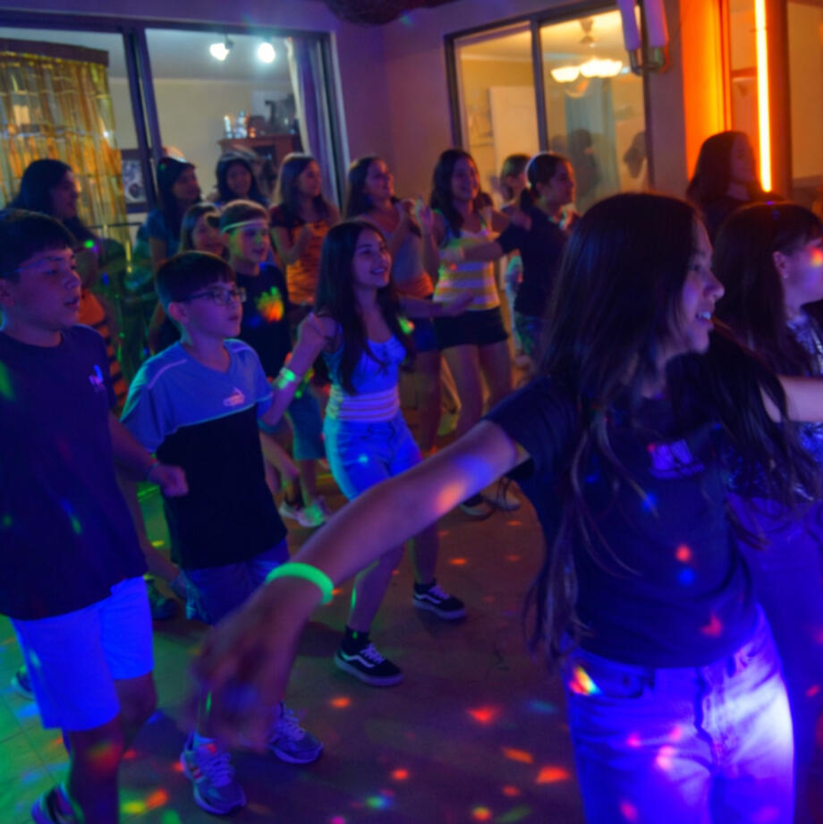 Niños disfrutando la fiesta Juegos, música y animación para que todos participen.