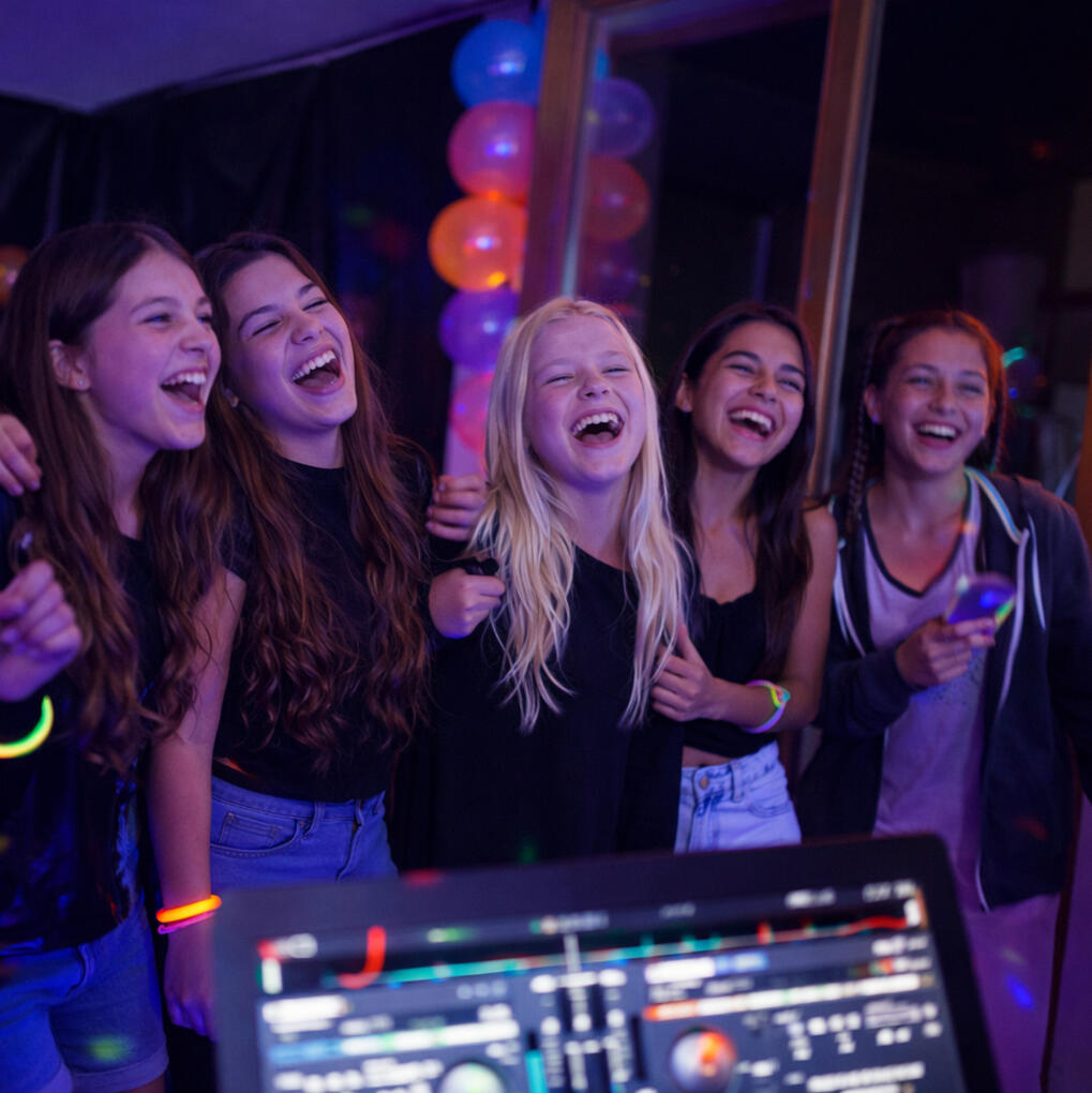 Luces neón y efectos que transforman cualquier espacio.