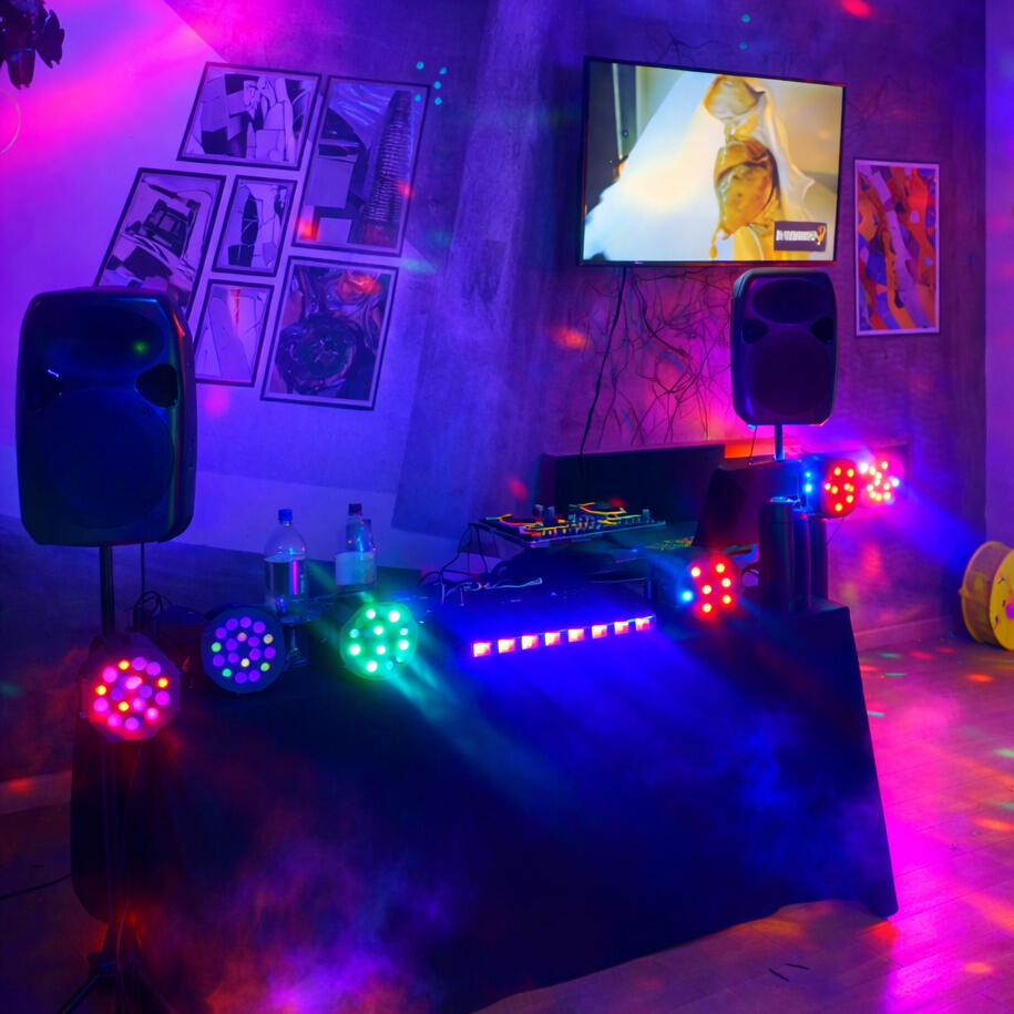 Ambiente fluorescente Luces neón y efectos que transforman cualquier espacio.