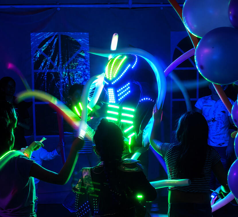 Luces neón y efectos que transforman cualquier espacio.