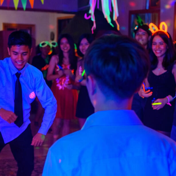 Ambiente fluorescente Luces neón y efectos que transforman cualquier espacio.