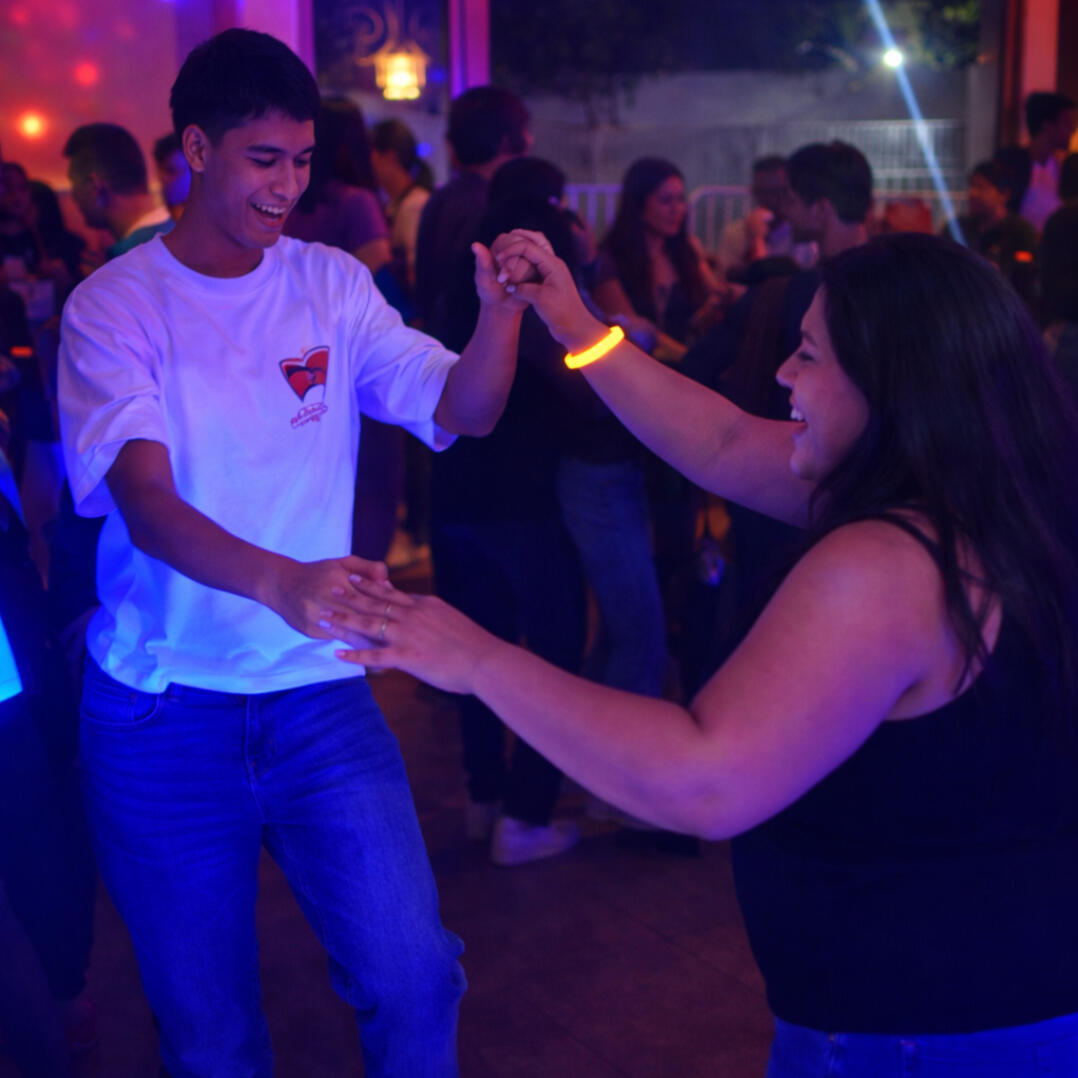 Ambiente fluorescente Luces neón y efectos que transforman cualquier espacio.