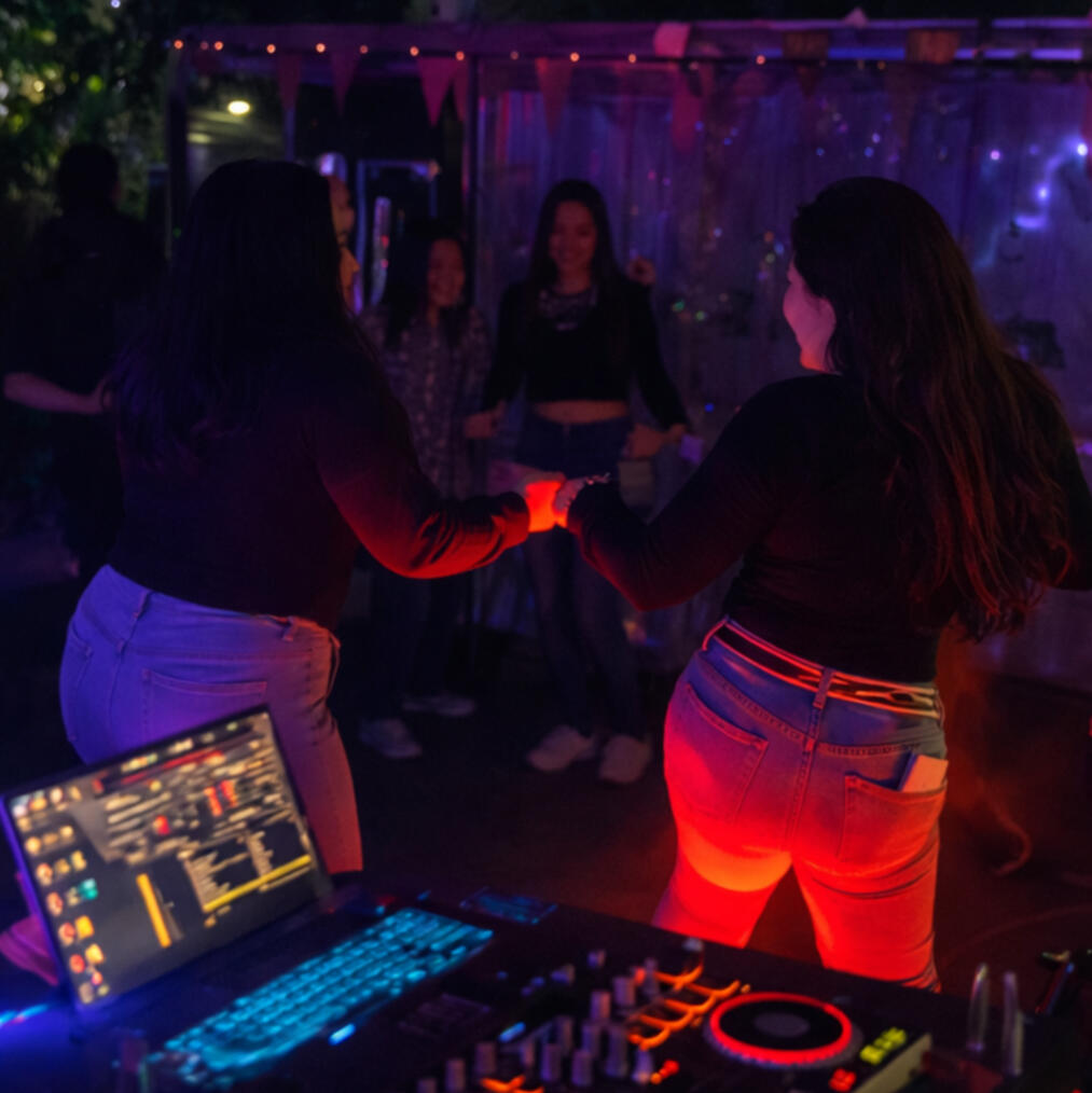 Niños disfrutando la fiesta Juegos, música y animación para que todos participen.